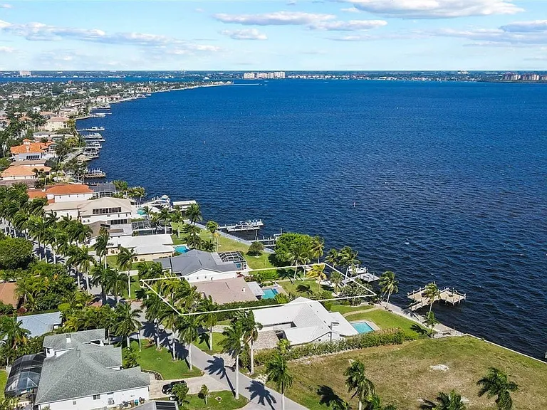252 Bayshore Dr — Photo 3