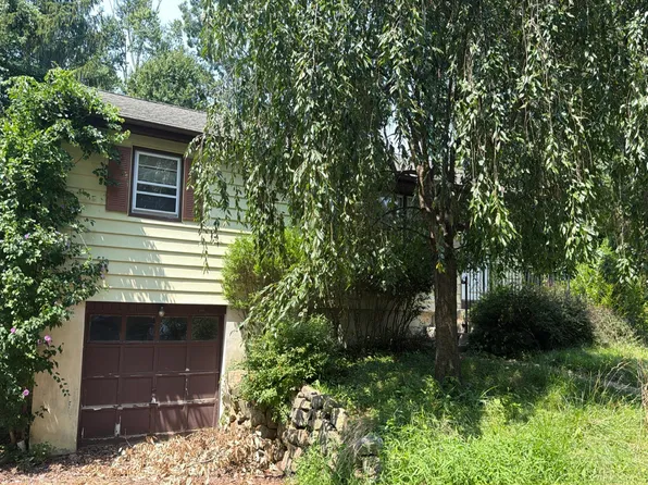 30 Terrence Ave, Lake Hopatcong, NJ 07849