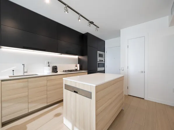4488 Juneau St #807, Burnaby, BC V5C 0M4