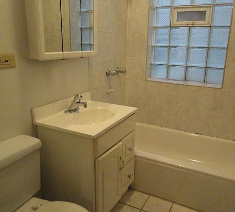 4th image of 1947 W Winnemac Ave #3S
