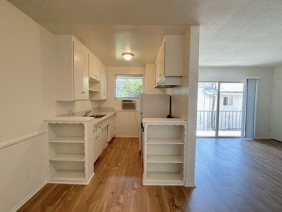 3rd image of 1755 N Kenmore Ave #7