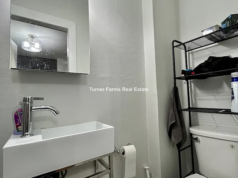 722 E 6th St — Photo 11