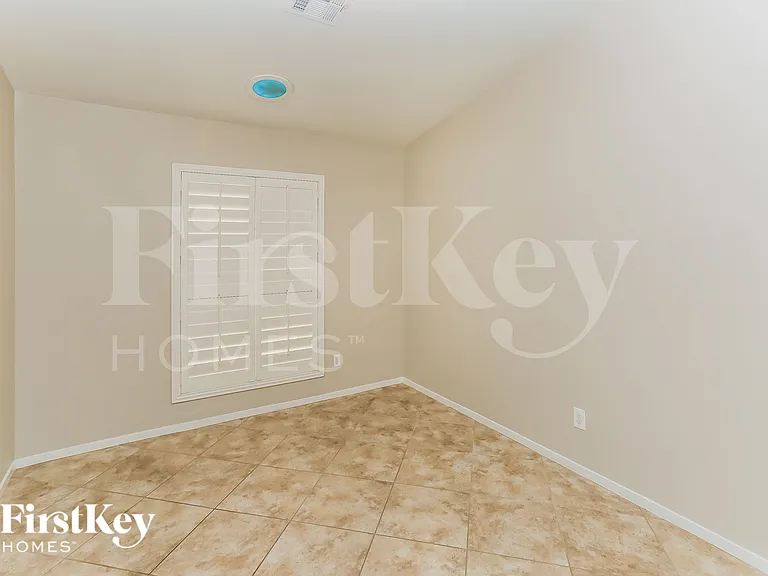 4933 Glenarden Dr — Photo 11
