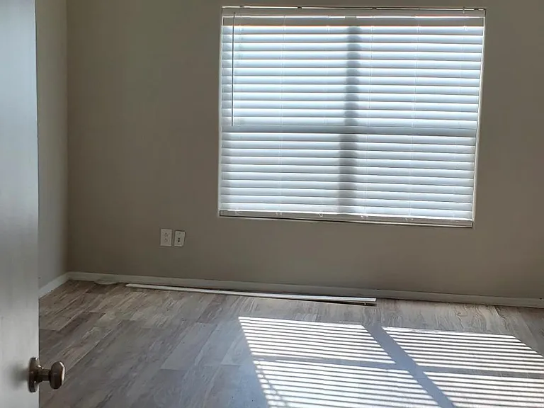 1111 E Chelsea Dr — Photo 15