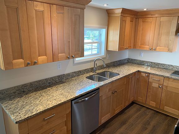 3rd image of 623 Clinton Dr