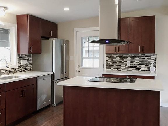 Gorgeous modern kitchen with quartz countertops, modern tili