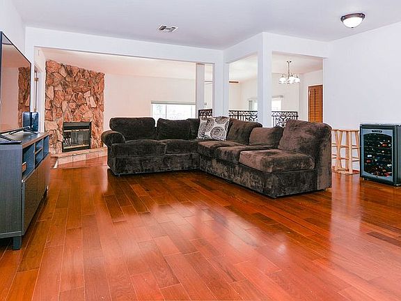4th image of 17040 Lorne St
