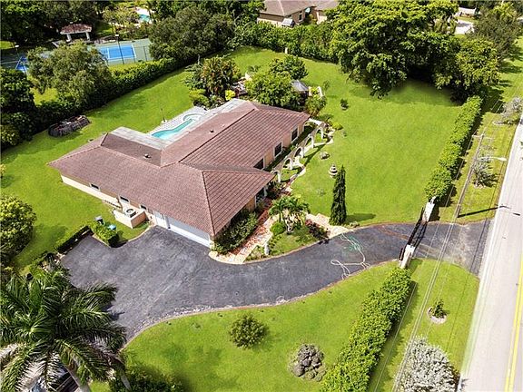 3rd image of 4348 Coral Hills Dr