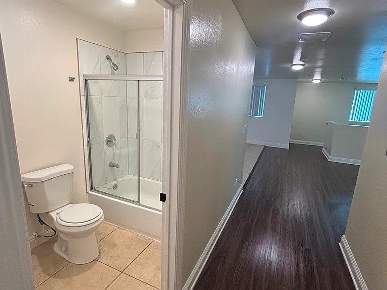 539 1/2 W 93rd St — Photo 17