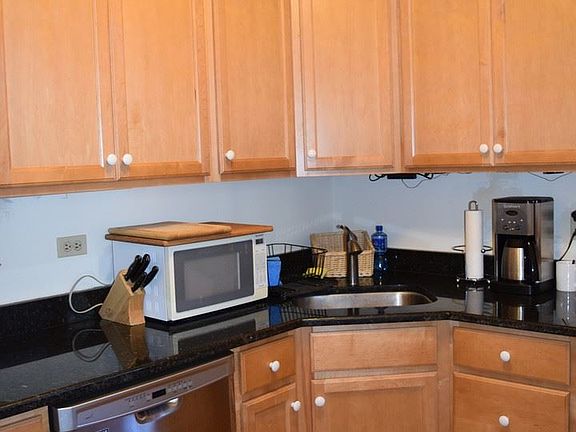 4th image of 3635-41 N Wolcott Ave #1