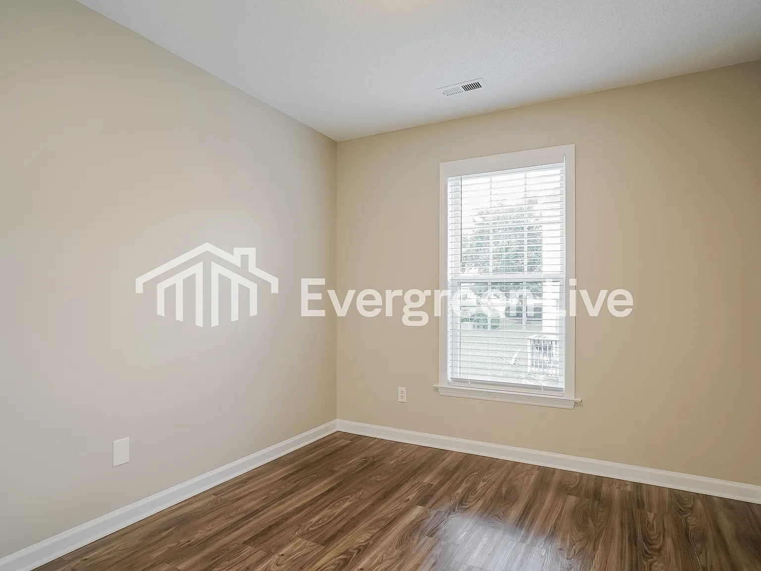 3 bed, 2.5 bath, 1376 sqft, $1,595 — Photo 3