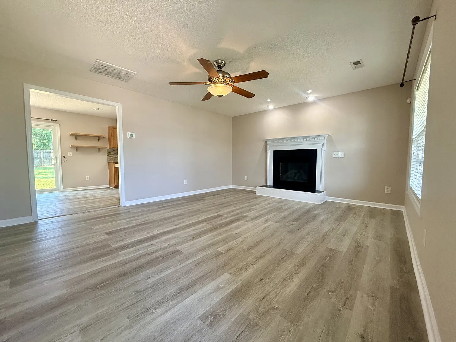 3 bed, 2.5 bath, 1824 sqft, $1,850 — Photo 4