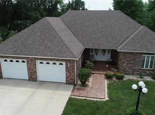 8 Boarman Dr, Shelbyville, IL 62565