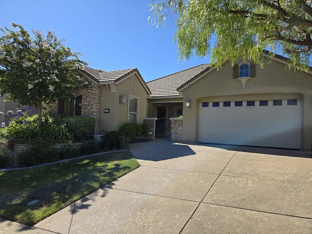 3 bed, 2348 sqft, $3,200 — Photo 2