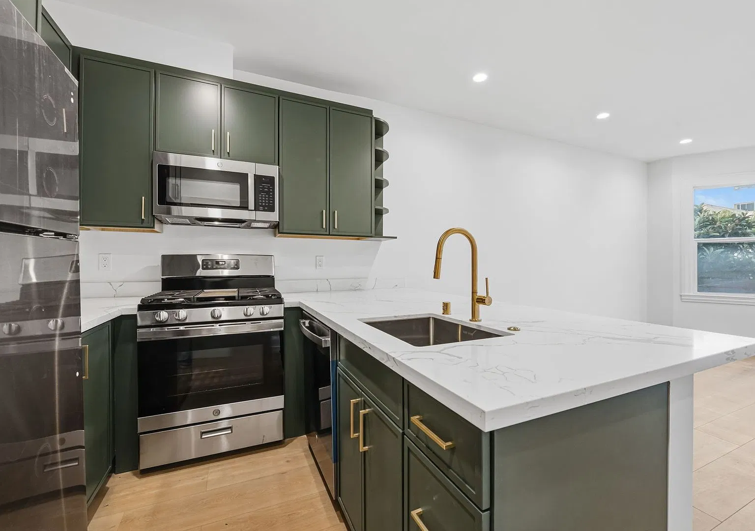 Brand-New Luxury Apartments at 1530 Leavenworth Street — Photo 2