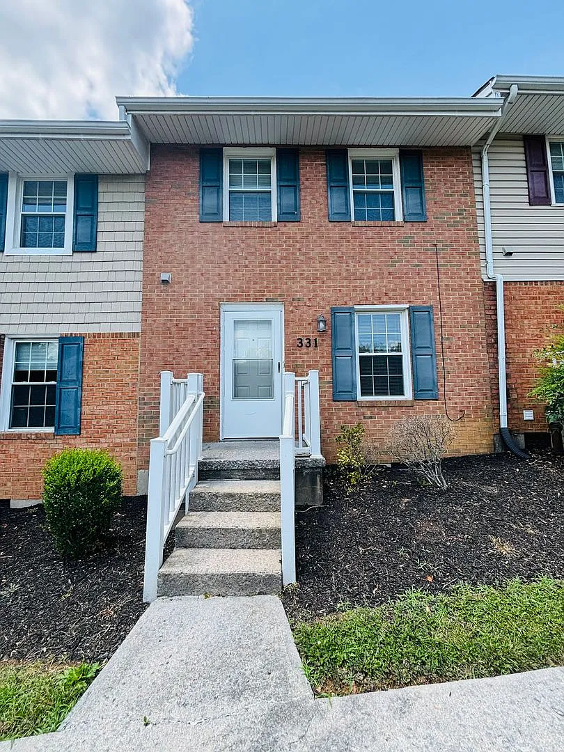 2 Bedroom, 1.5 Bath Townhouse — Photo 1