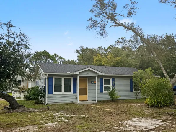 142 NE 38th St, Oak Island, NC 28465