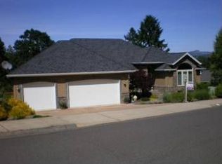 520 Holly Ave, Cottage Grove, OR 97424