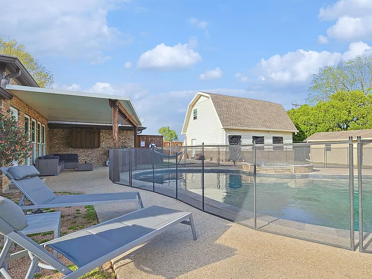 3322 Darby Ln — Photo 3