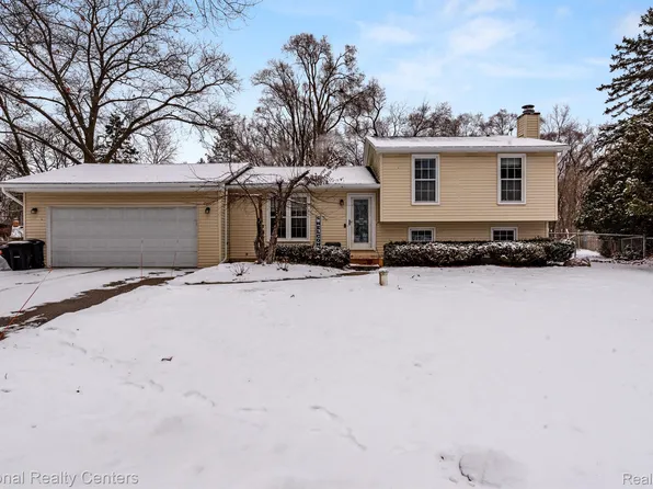 2590 Avery Ct, Wolverine Lake, MI 48390