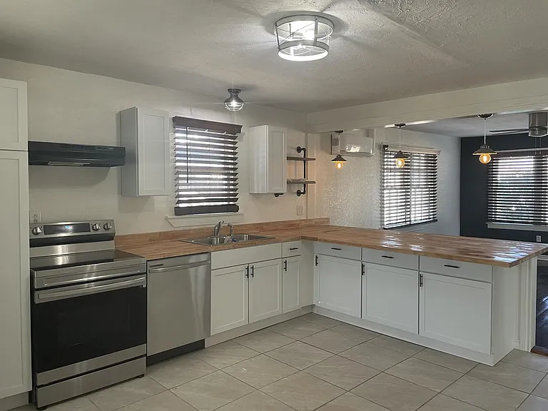2307 Avenue B — Photo 10
