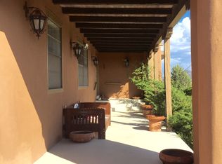 820 Los Lovatos Rd, Santa Fe, NM 87501