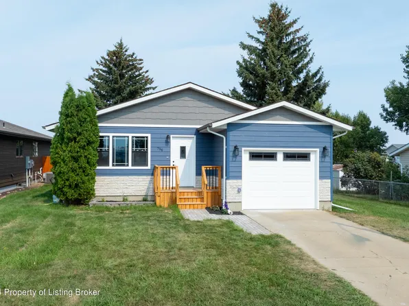 796 28th St W, Dickinson, ND 58601