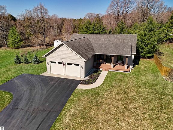3rd image of 662 Becca Ln