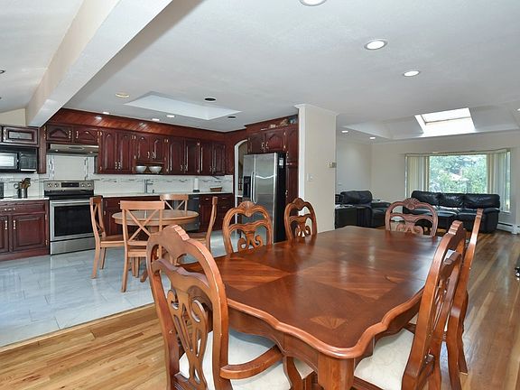 4th image of 37 Magnolia Ln