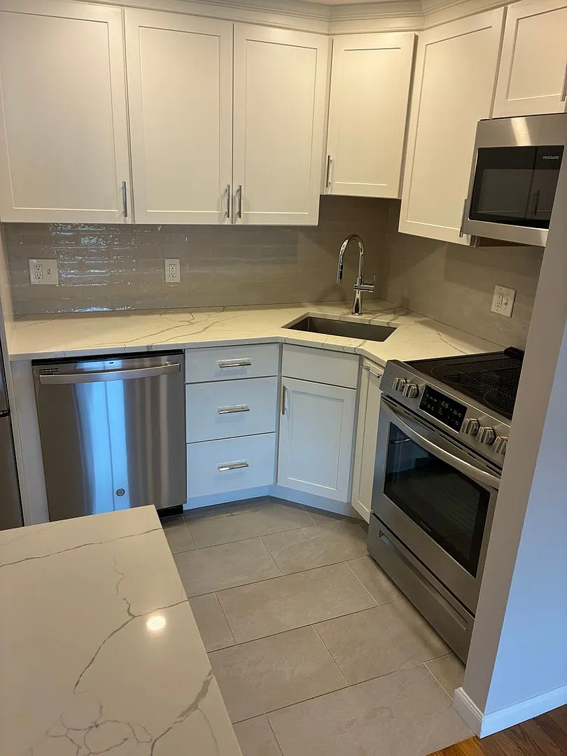 Nicely renovated condo in Burlington in a prime location! — Photo 1