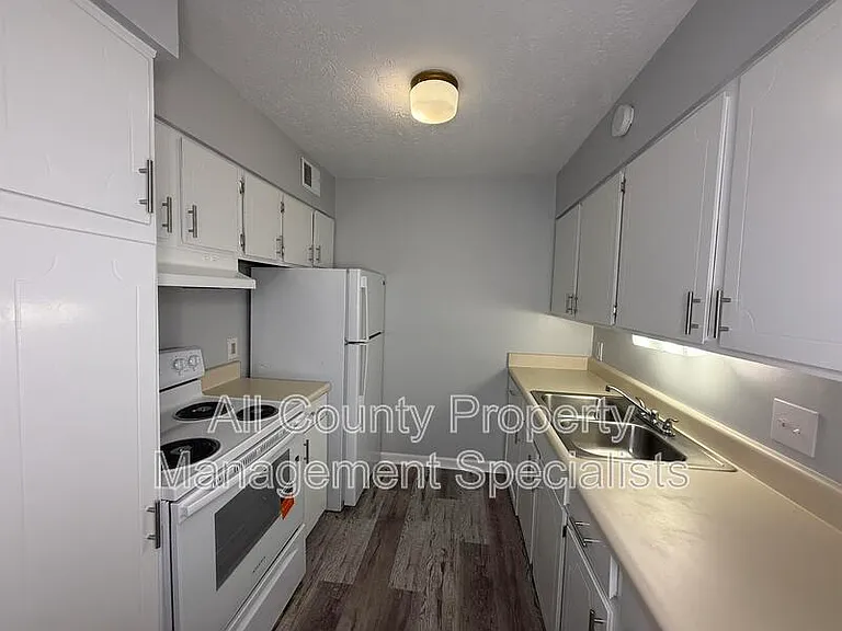 1217 Old Manor Rd — Photo 4