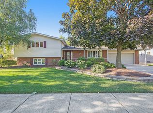 905 Blairmoor Ct, Grosse Pointe Woods, MI 48236