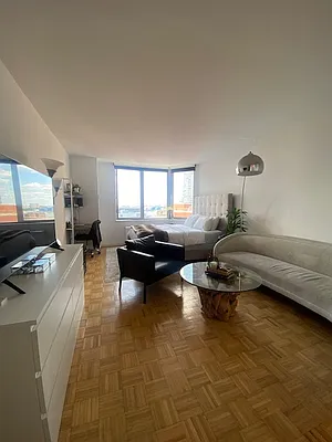 Rented by Fischer Group Realty, LLC | media 7