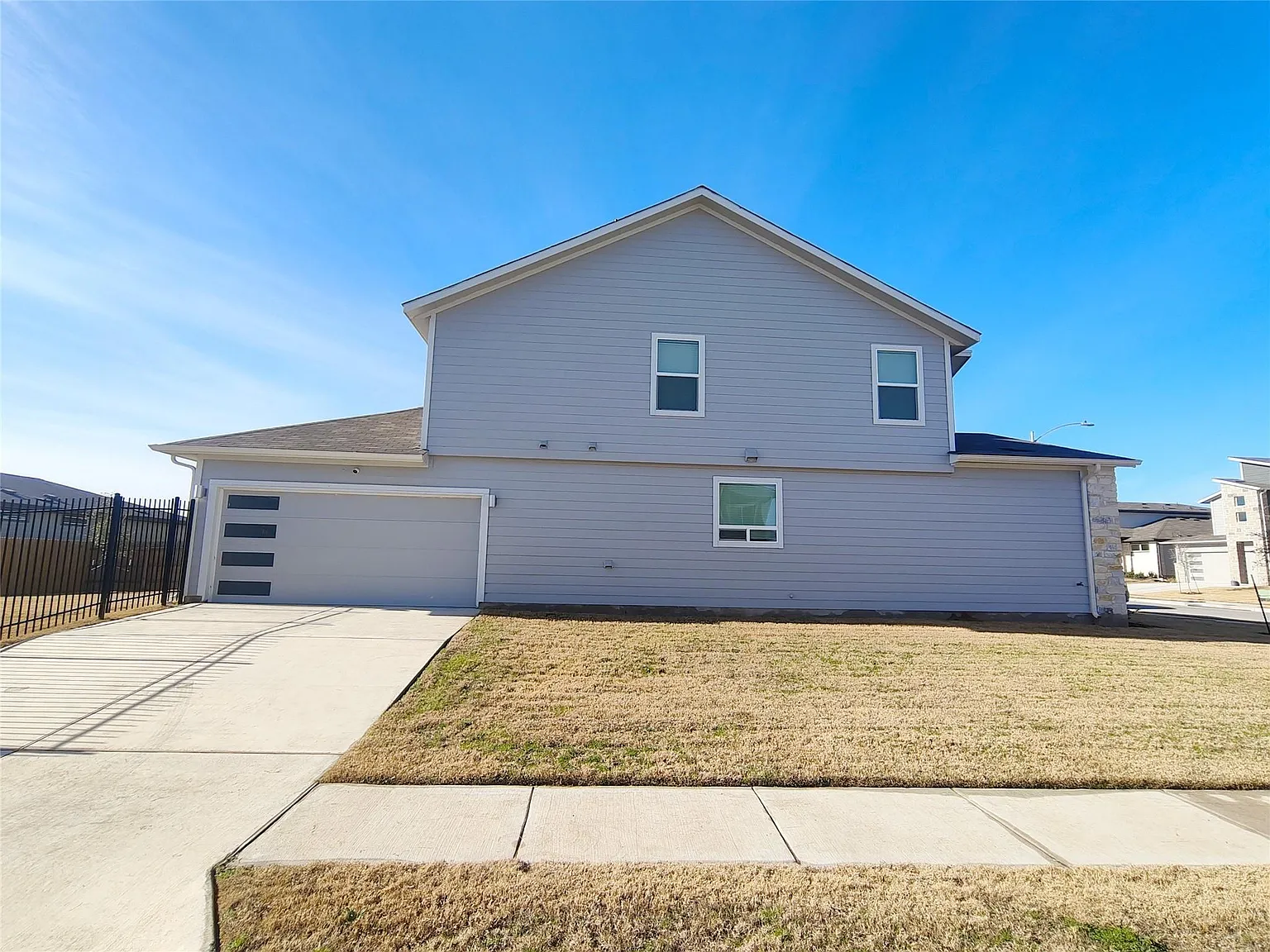 3 bed, 2.5 bath, 2105 sqft, $2,300 — Photo 4