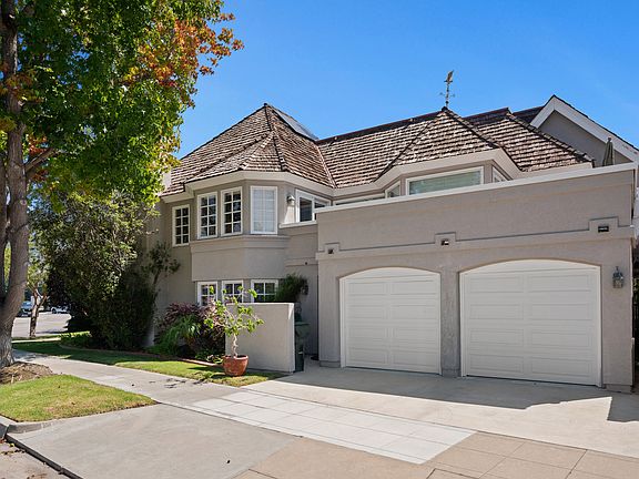 3rd image of 945 Bay Cir