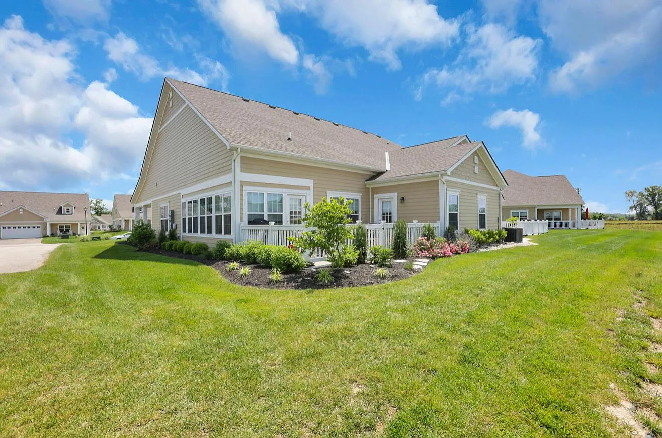 614 Newport Ln photo 1