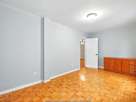 4th image of 867 Langlois Ave