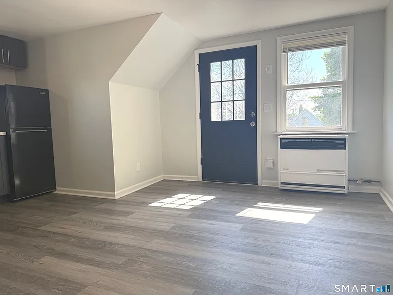 95 Burke St — Photo 3