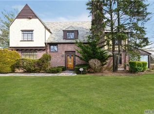1405 Pebble Ln, Hewlett, NY 11557