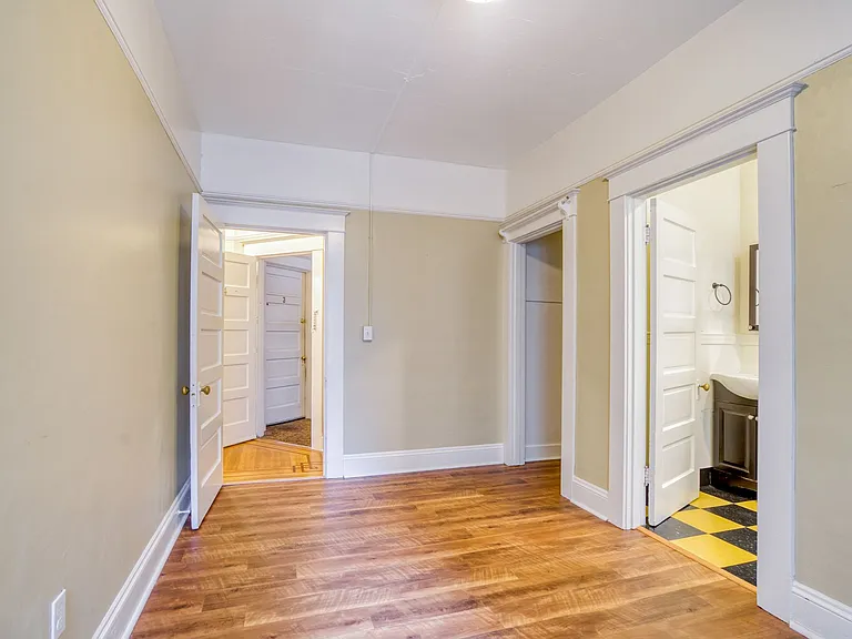 Victorian Apartments — Photo 14