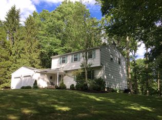 27 Country Hill Rd, Lebanon, NJ 08833