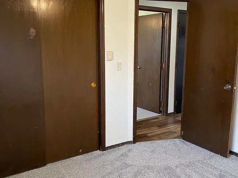 Immaculate Updated 1 & 2 Bedroom with 1 Bath — Photo 25