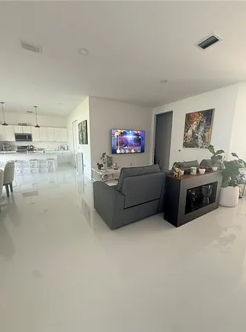 7 bed, 4.0 bath, 3409 sqft, $8,000 — Photo 4