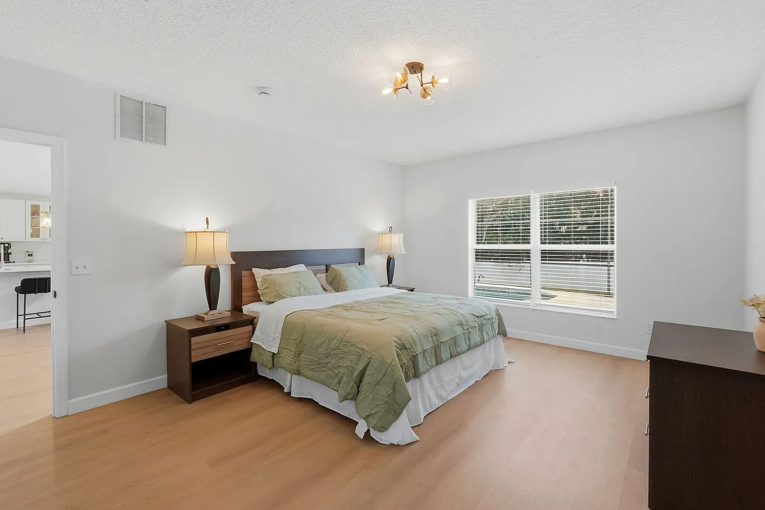 5 bed, 3.0 bath, 2281 sqft, $4,005 — Photo 4