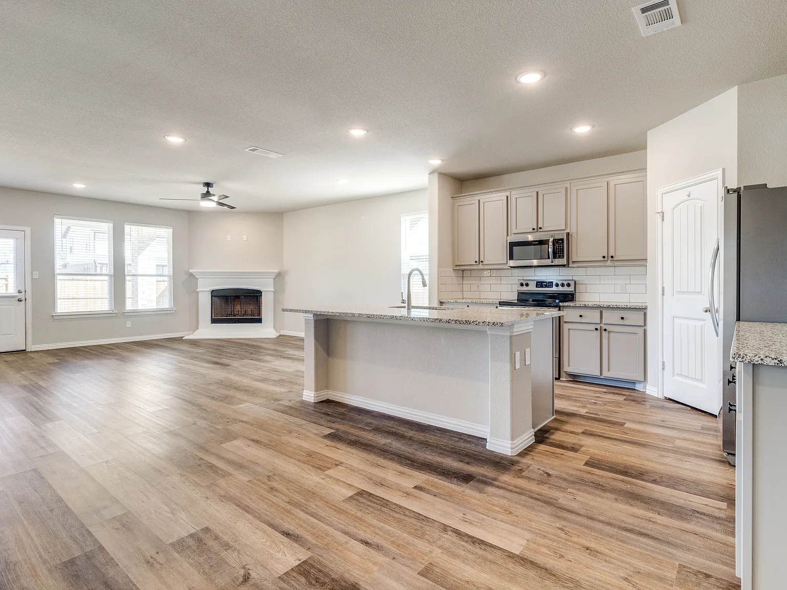 4 bed, 2698 sqft, $2,900 — Photo 4