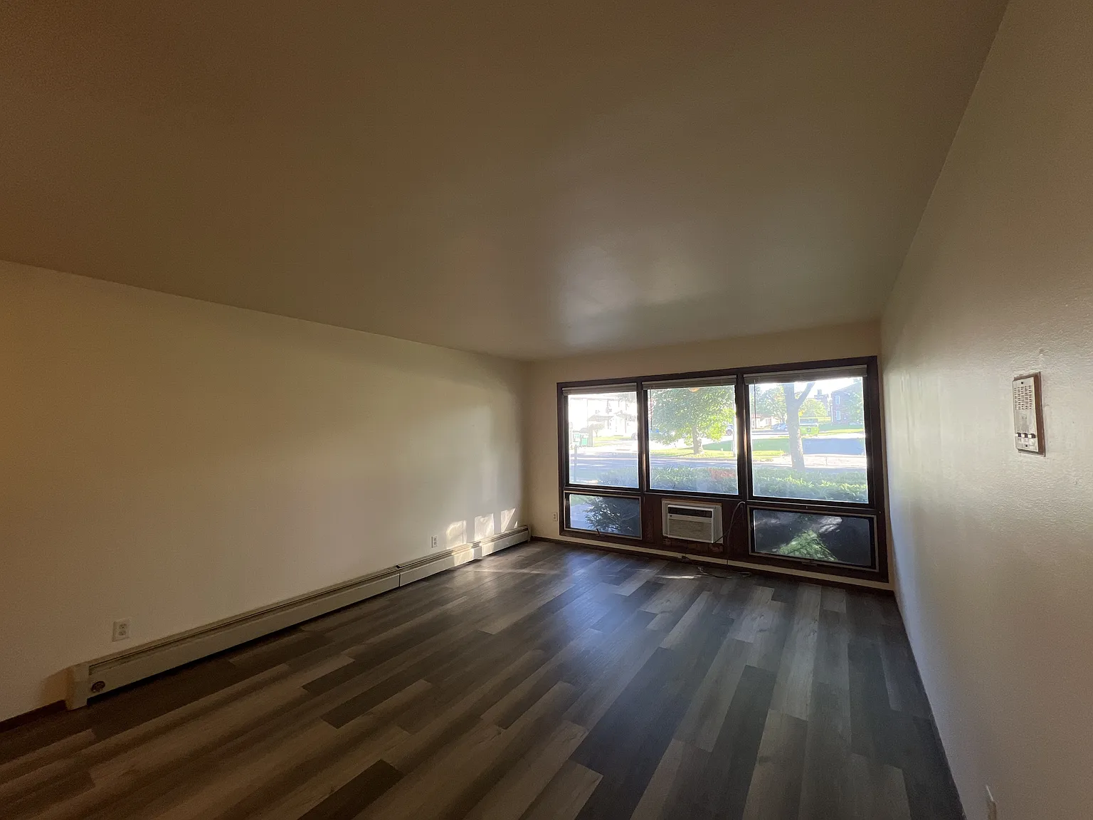 10112 W Sharon Ln - 2 — Photo 2