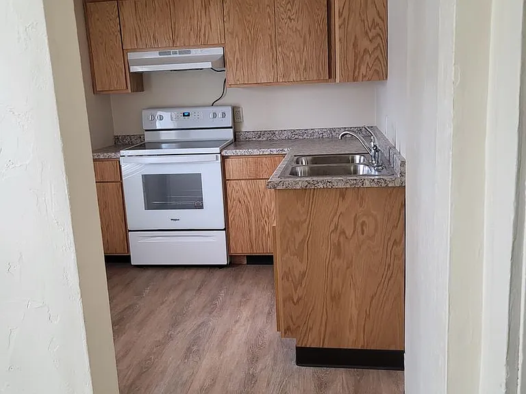 207 Irwin Ave — Photo 1