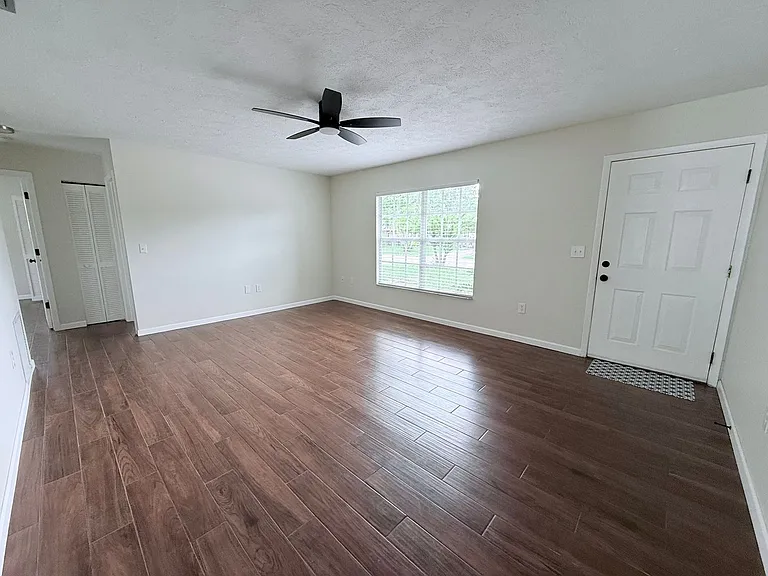 2953 Oak St — Photo 4