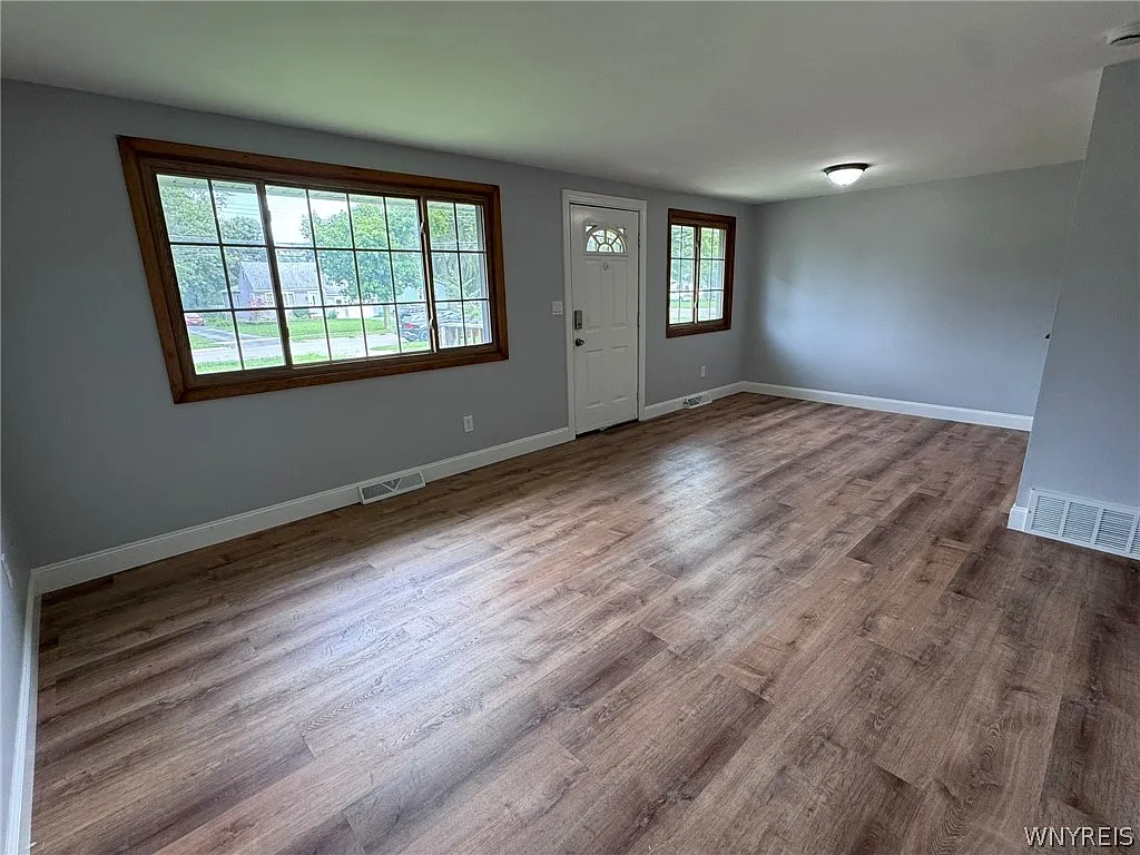 3 bed, 1.0 bath, 936 sqft, $2,000 — Photo 4