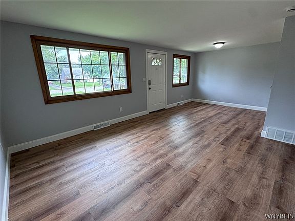 4th image of 685 Longmeadow Rd